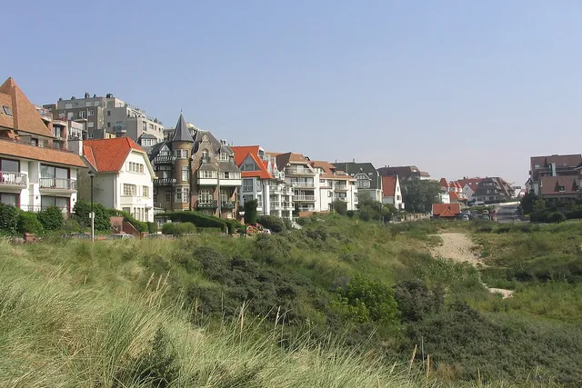 Vue sur les rues commerçantes élégantes de Knokke-Heist avec ses galeries d'art et boutiques de luxe bordant les avenues arborées