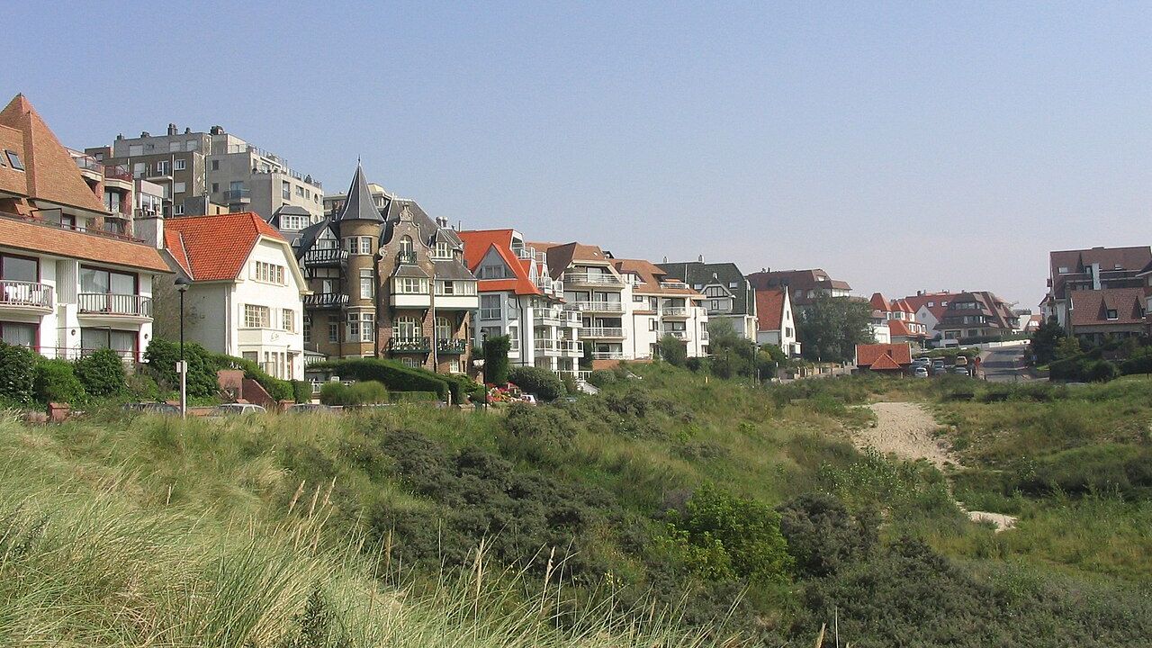 Vue sur les rues commerçantes élégantes de Knokke-Heist avec ses galeries d'art et boutiques de luxe bordant les avenues arborées