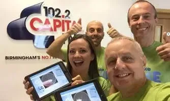 Massa-participatie schatzoekactiviteit in Birmingham, Engeland, voor het goede doel Make Some Noise.