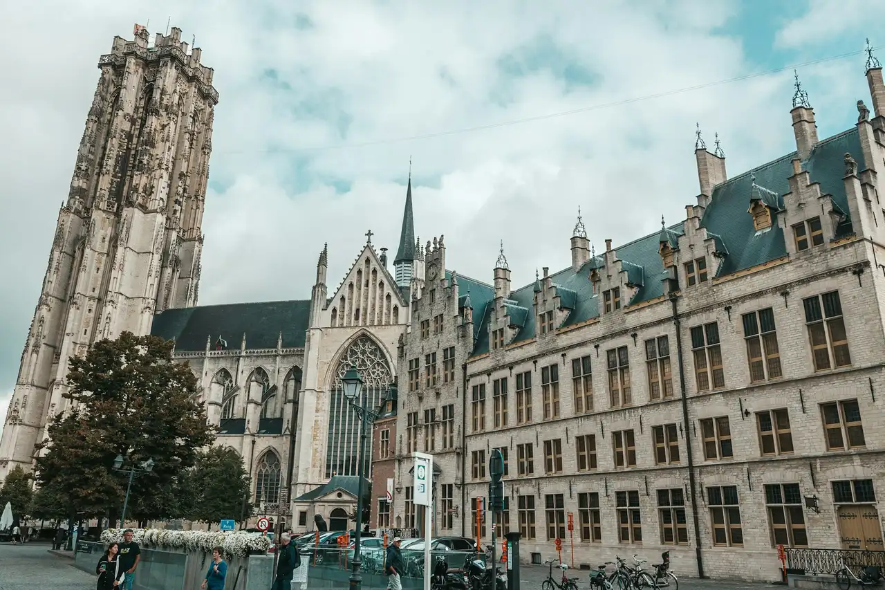 Vue sur la Grand-Place de Malines avec la cathédrale Saint-Rombaut et son imposante tour inachevée dominant les toits de la vieille ville