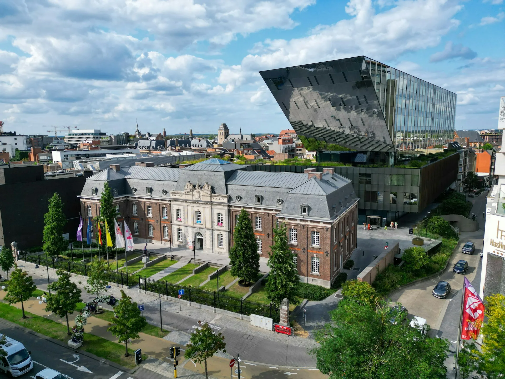 Vue sur le Groenplein de Hasselt avec ses terrasses animées et ses façades colorées au cœur de la capitale du Limbourg