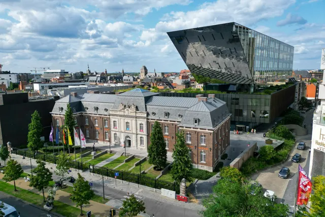 Vue sur le Groenplein de Hasselt avec ses terrasses animées et ses façades colorées au cœur de la capitale du Limbourg