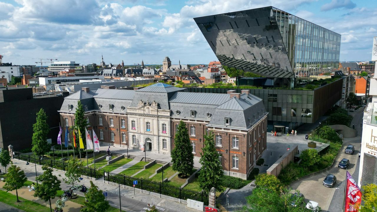 Vue sur le Groenplein de Hasselt avec ses terrasses animées et ses façades colorées au cœur de la capitale du Limbourg