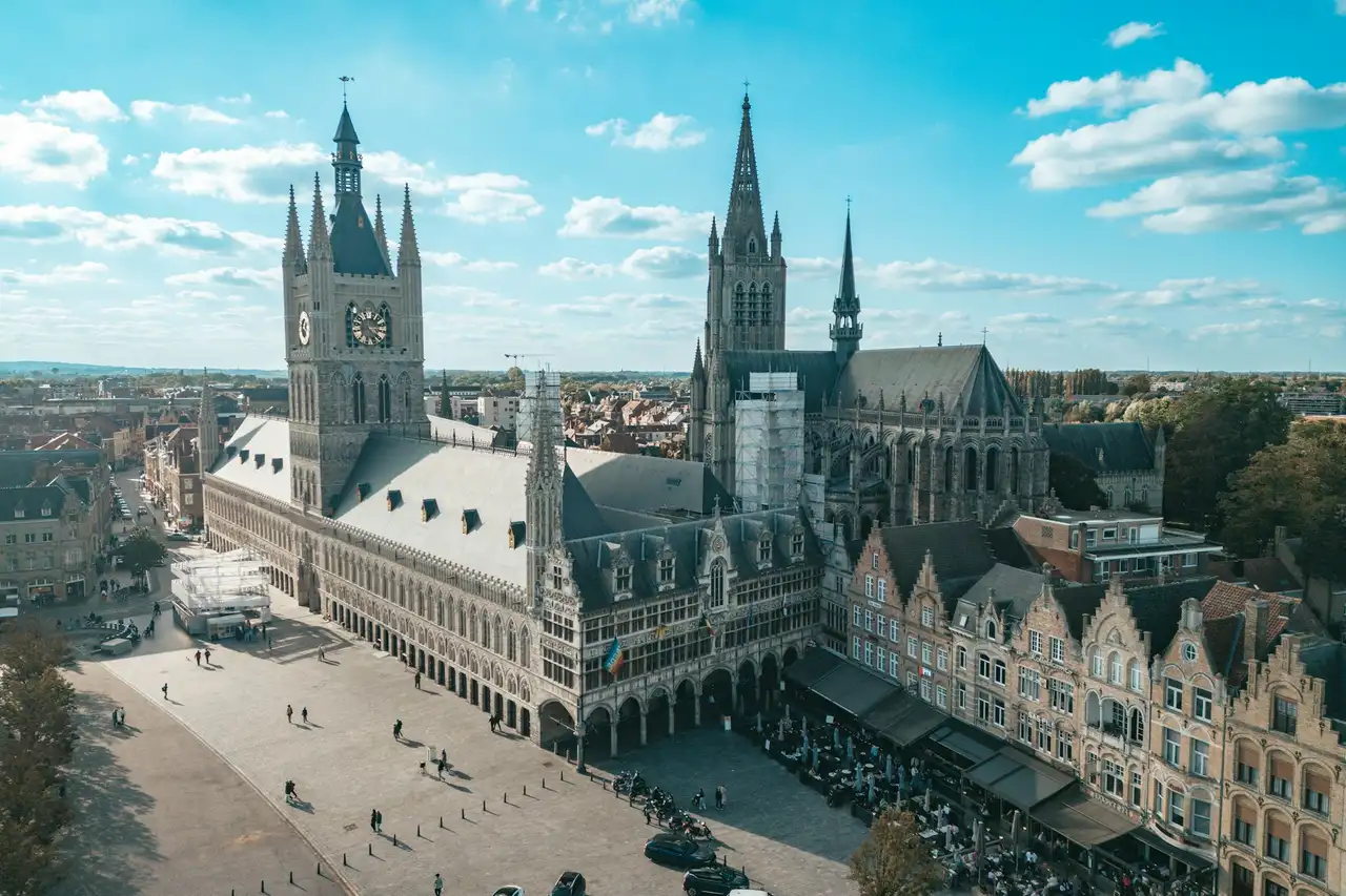 De Grote Markt van Ieper met de Lakenhalle en de Menin Gate bij avond