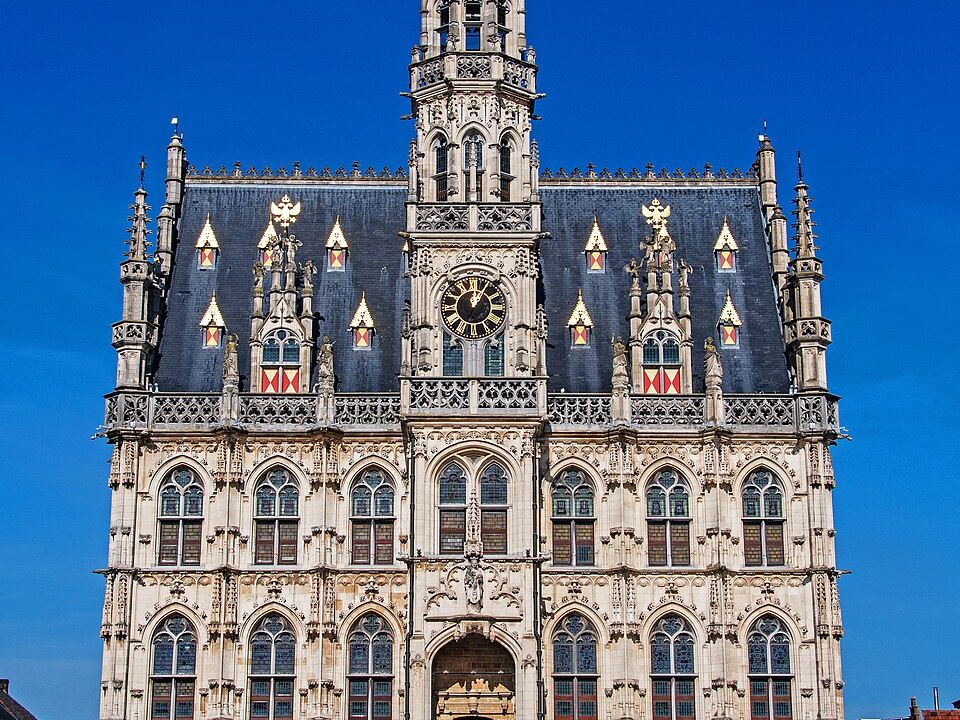 Vue sur la Grand-Place d'Audenarde avec l'hôtel de ville gothique flamboyant, chef-d'œuvre de l'architecture brabançonne