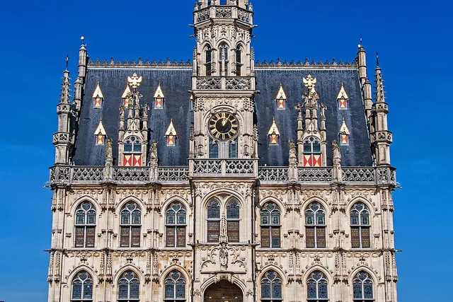 Vue sur la Grand-Place d'Audenarde avec l'hôtel de ville gothique flamboyant, chef-d'œuvre de l'architecture brabançonne