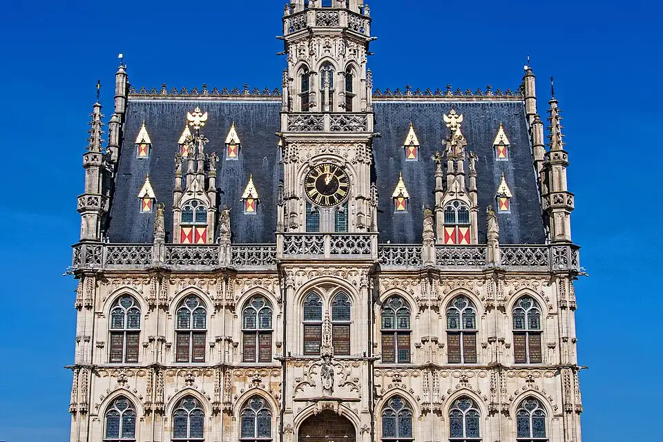 Vue sur la Grand-Place d'Audenarde avec l'hôtel de ville gothique flamboyant, chef-d'œuvre de l'architecture brabançonne