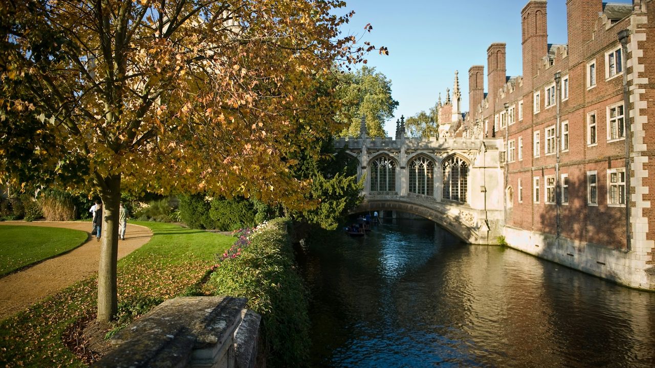 Cambridge college bridge over the River Cam in autumn