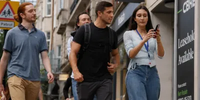 Eine Gruppe von Kolleginnen und Kollegen erkundet bei einer GPS-Rallye als Teambuilding-Aktivität gemeinsam eine Stadt