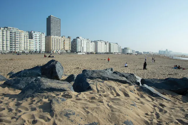 Vue sur la plage et la promenade Albert Ier d'Ostende avec la mer du Nord en arrière-plan