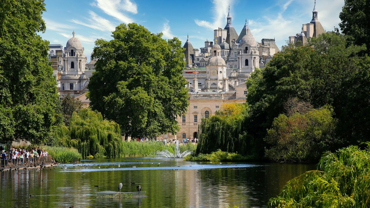 Hyde Park and Kensington Gardens in central London with open green spaces and the Serpentine lake