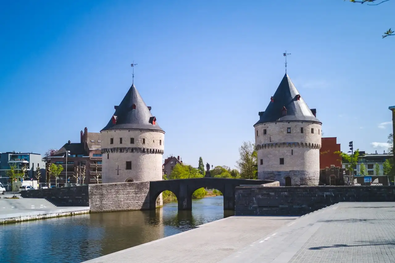De Broeltorens aan de Leie in Kortrijk met zicht op het middeleeuwse waterfront