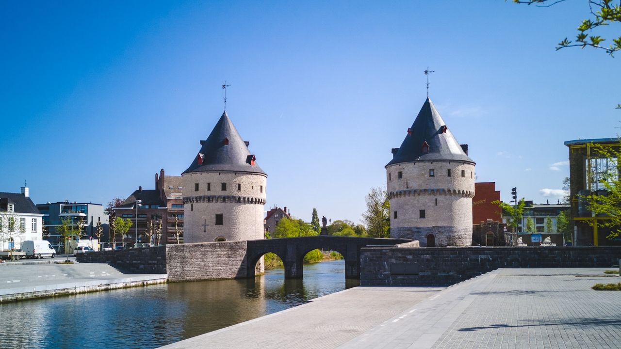 Vue sur les Tours du Broel de Courtrai se reflétant dans la Lys, vestiges médiévaux emblématiques de la ville