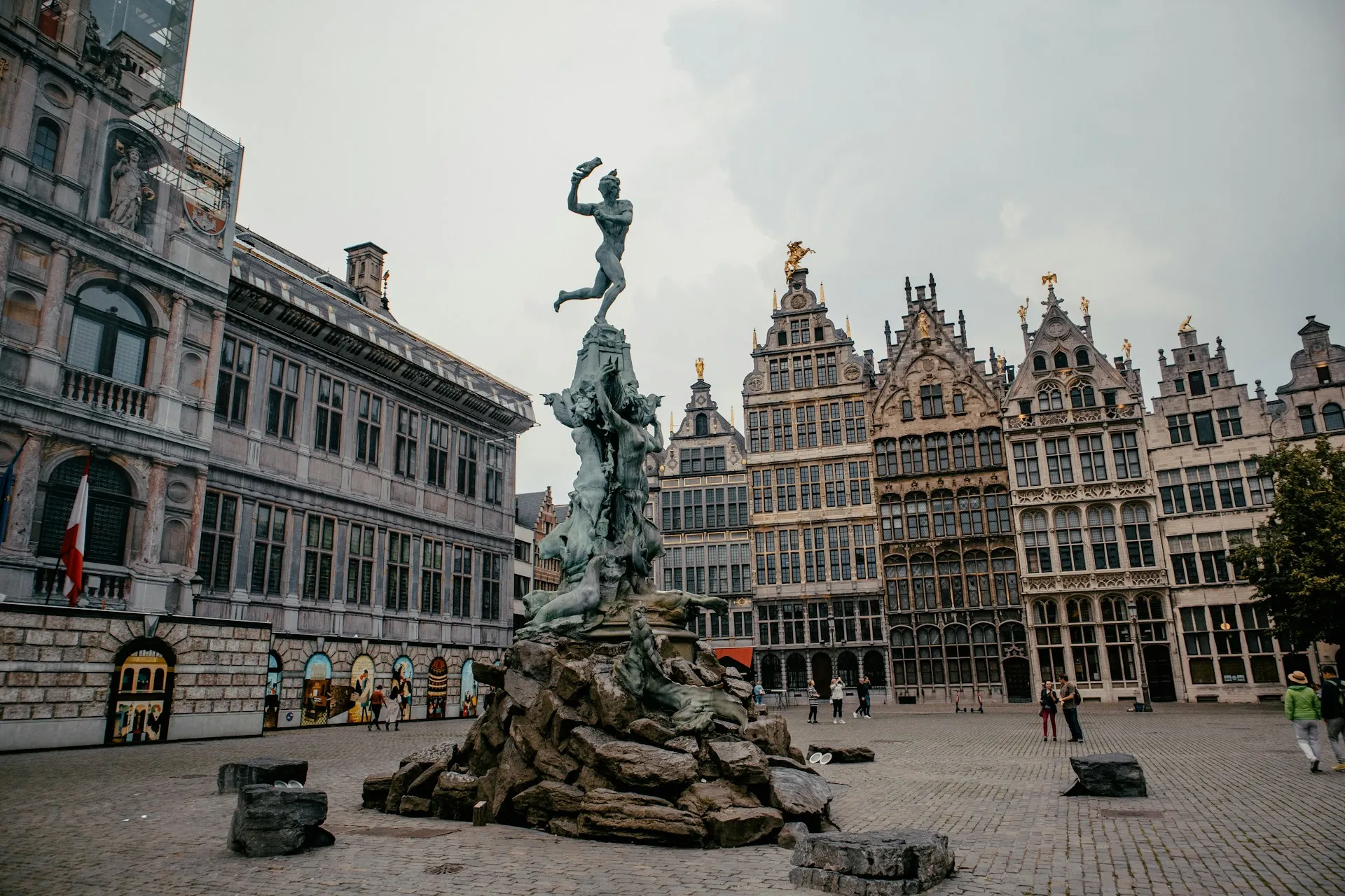 Skyline van Antwerpen met de Onze-Lieve-Vrouwekathedraal en de Schelde