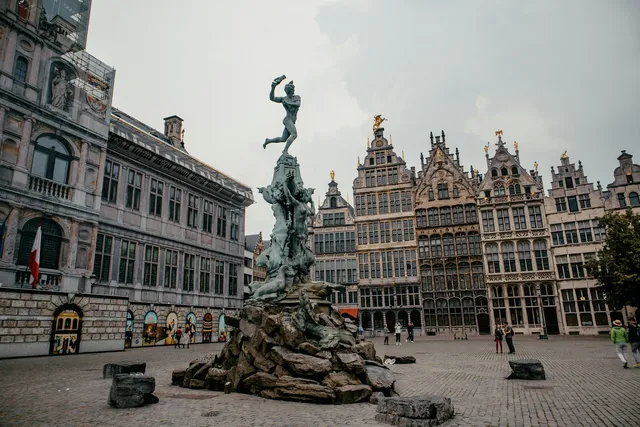 Vue d'Anvers avec la cathédrale Notre-Dame et l'Escaut