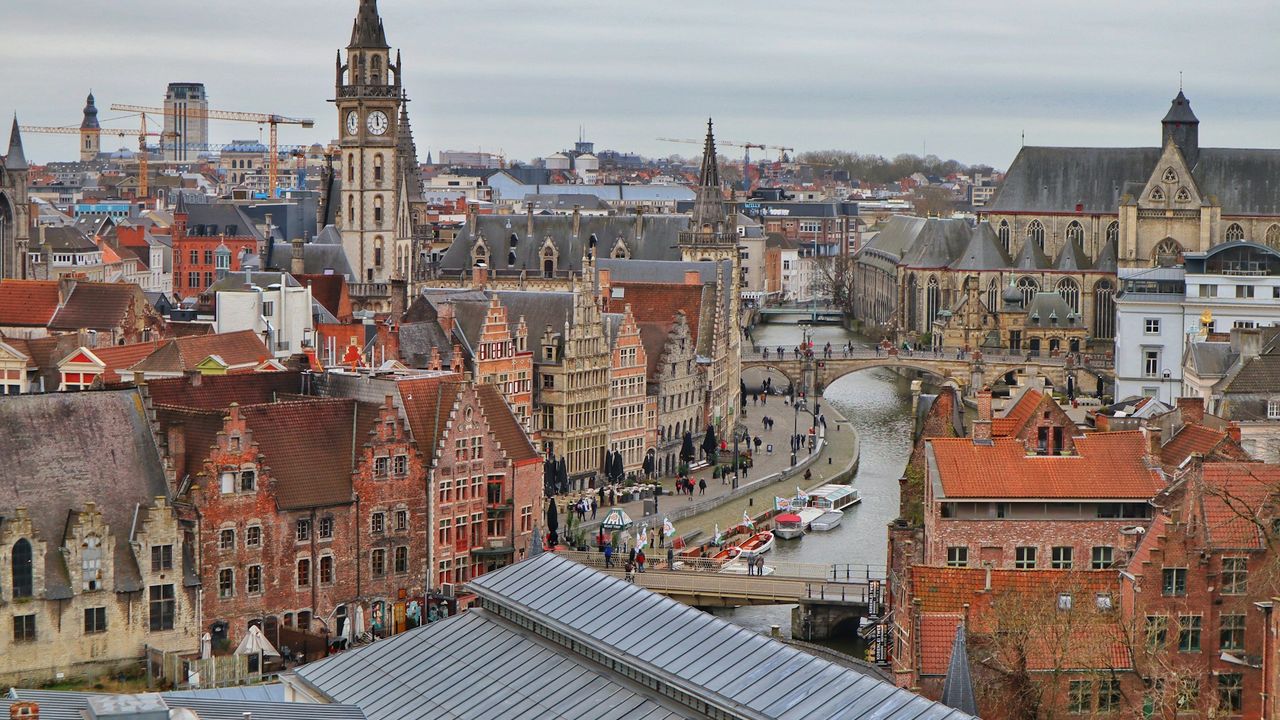 Vue sur les quais Korenlei et Graslei de Gand avec leurs façades de guilde médiévales reflétées dans la Lys