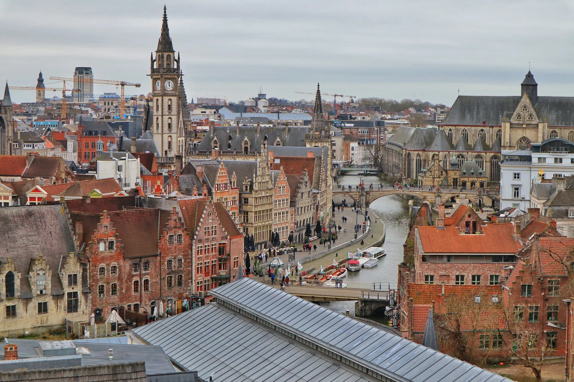Vue sur les quais Korenlei et Graslei de Gand avec leurs façades de guilde médiévales reflétées dans la Lys
