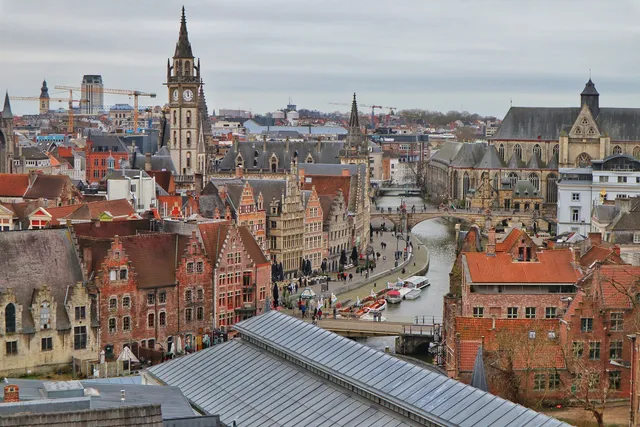 Vue sur les quais Korenlei et Graslei de Gand avec leurs façades de guilde médiévales reflétées dans la Lys
