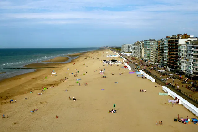 Vue sur la grande plage de Middelkerke avec ses dunes et la mer du Nord s'étendant à l'horizon