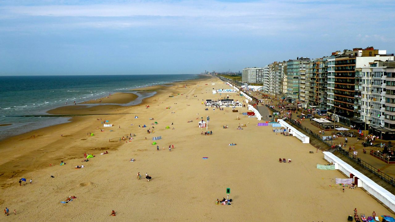 Vue sur la grande plage de Middelkerke avec ses dunes et la mer du Nord s'étendant à l'horizon