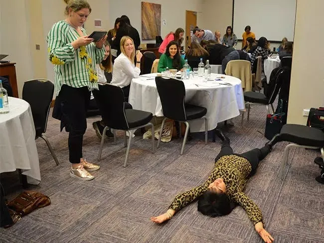 L'équipe Care UK participant à une activité en intérieur à Reading, Royaume-Uni