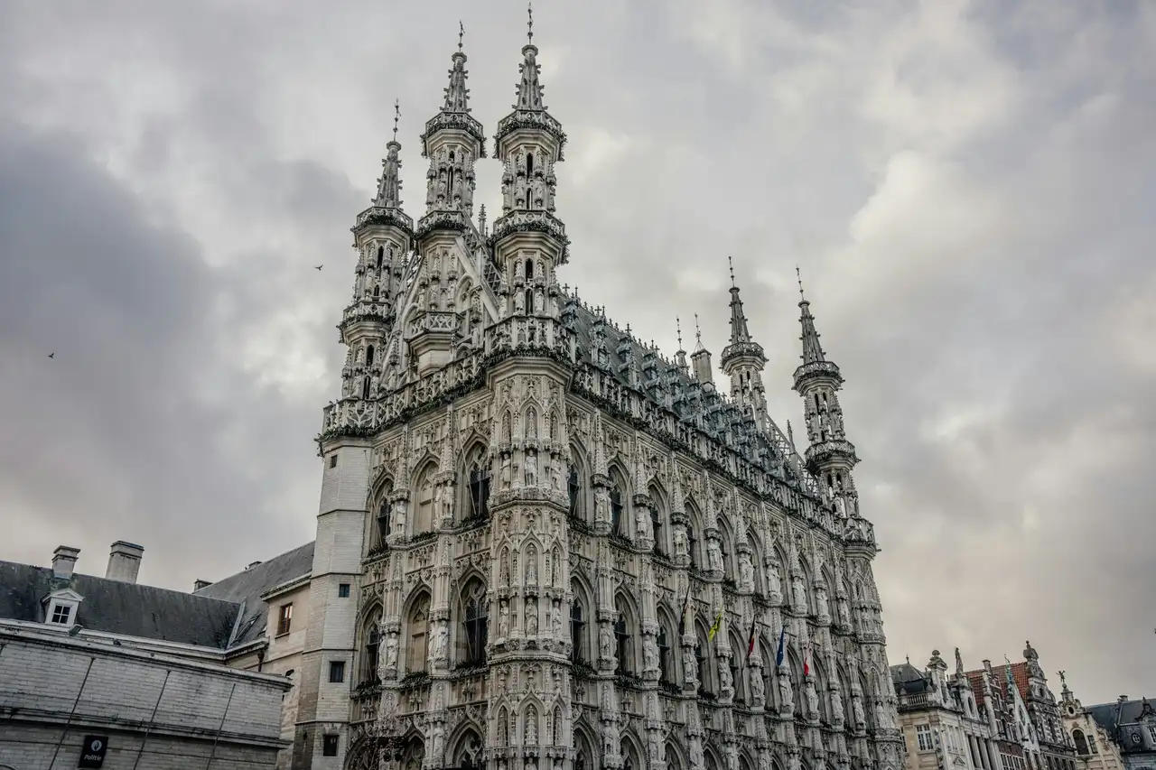 Het gotische stadhuis op de Grote Markt van Leuven met zijn rijkversierde gevel